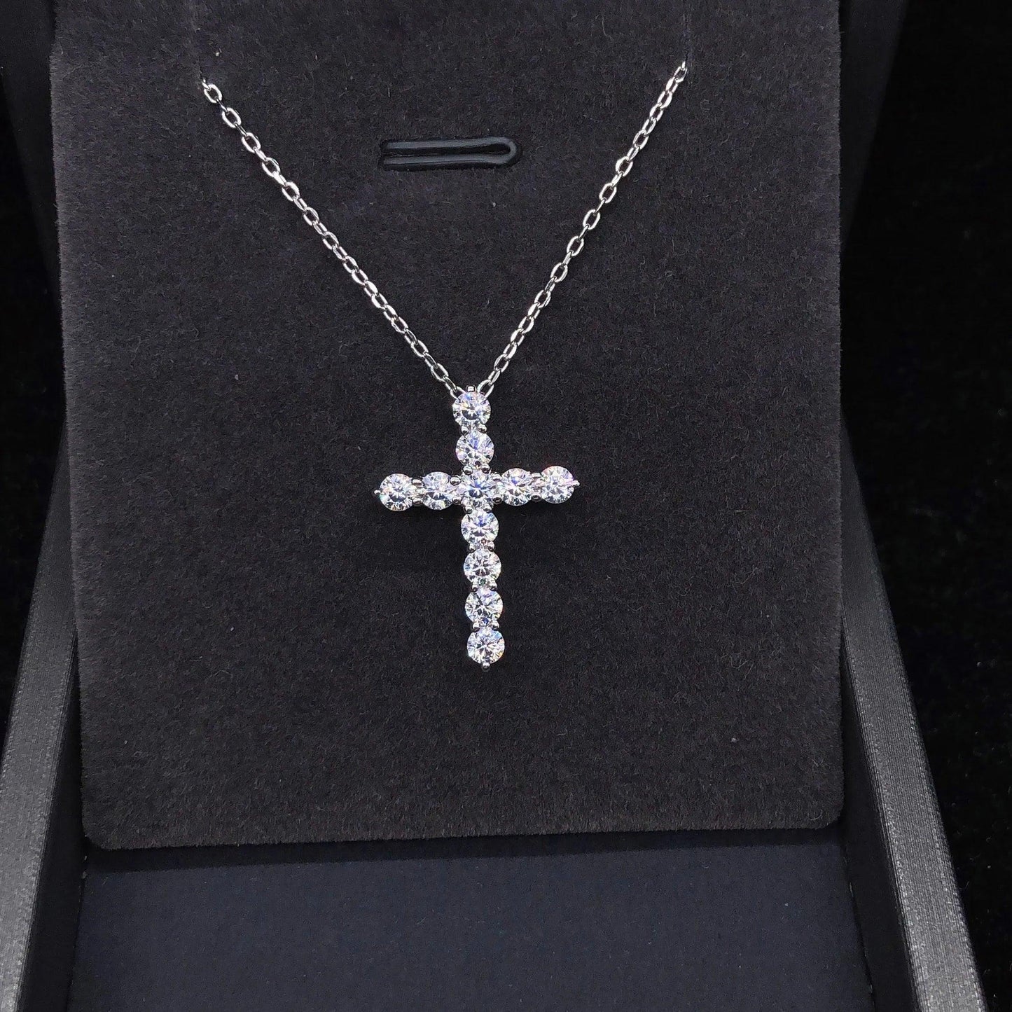 18K AU750 White Gold Cross Pendant D VVS1 Round Cut Moissanite Diamond - Empire P.E