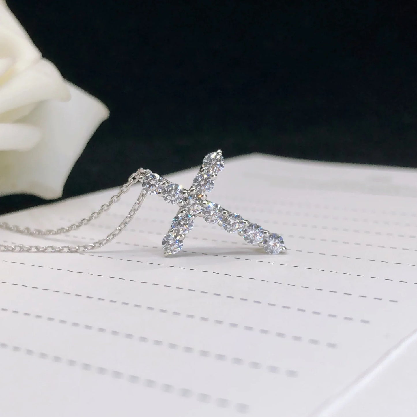 18K AU750 White Gold Cross Pendant D VVS1 Round Cut Moissanite Diamond - Empire P.E