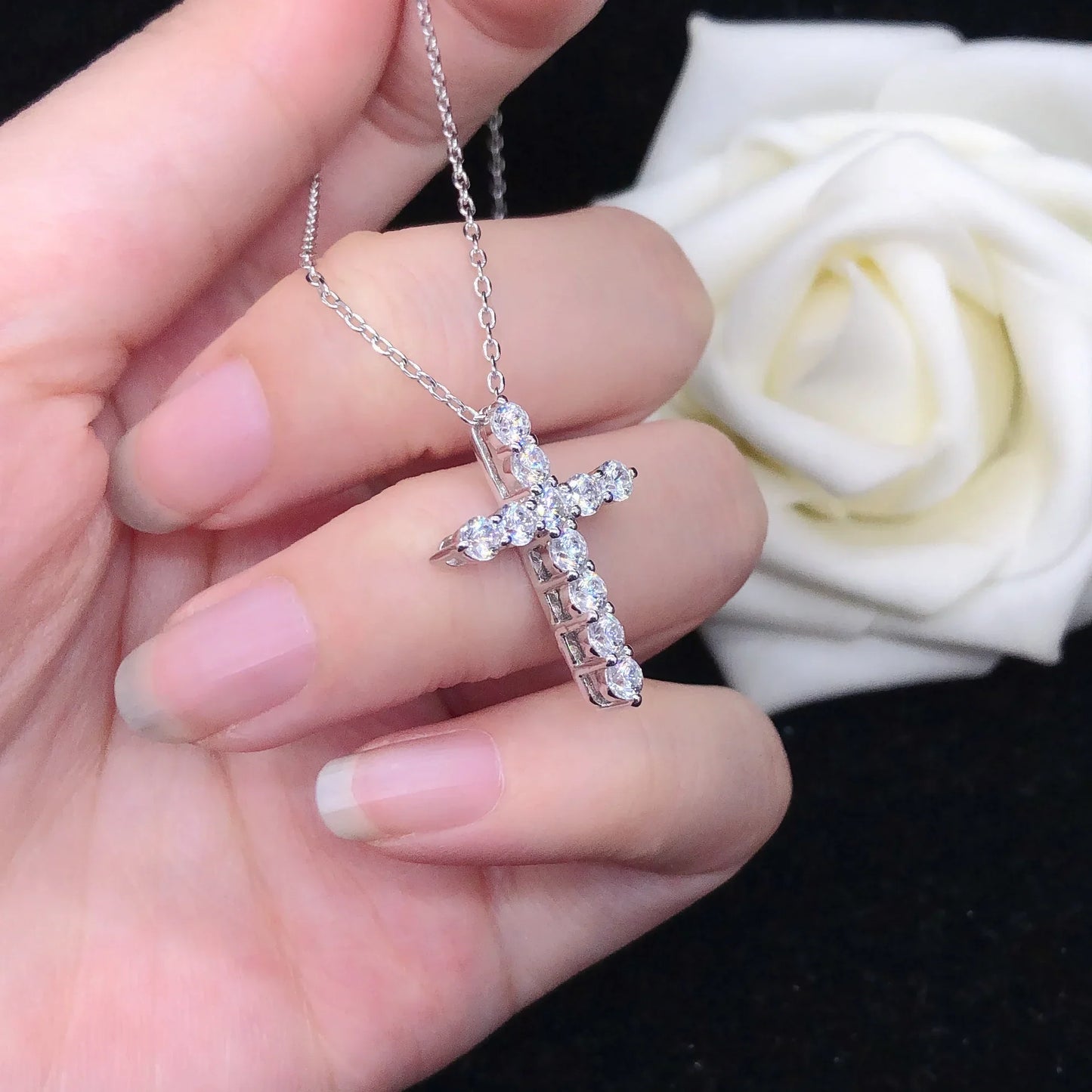 18K AU750 White Gold Cross Pendant D VVS1 Round Cut Moissanite Diamond - Empire P.E