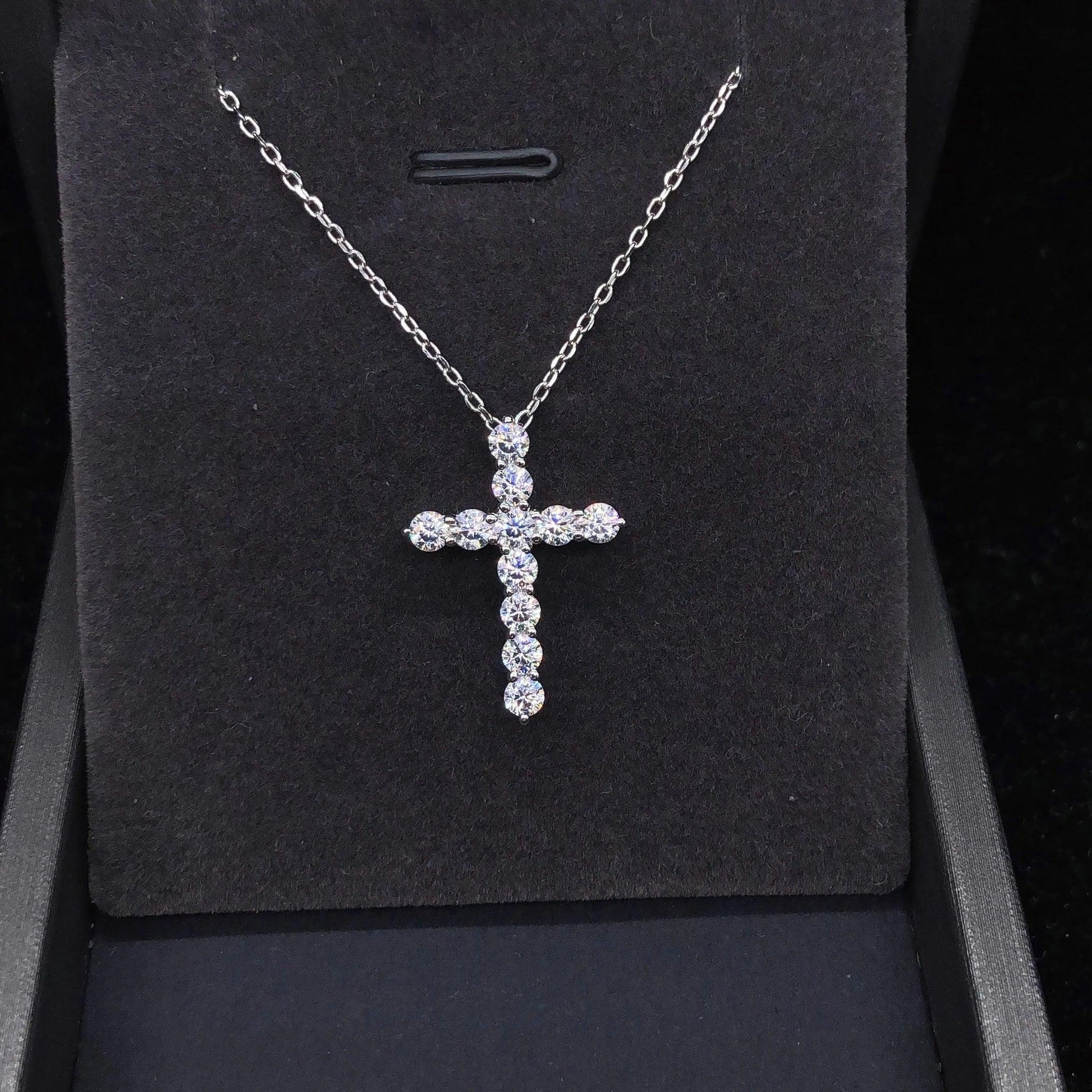 18K AU750 White Gold Cross Pendant D VVS1 Round Cut Moissanite Diamond - Empire P.E